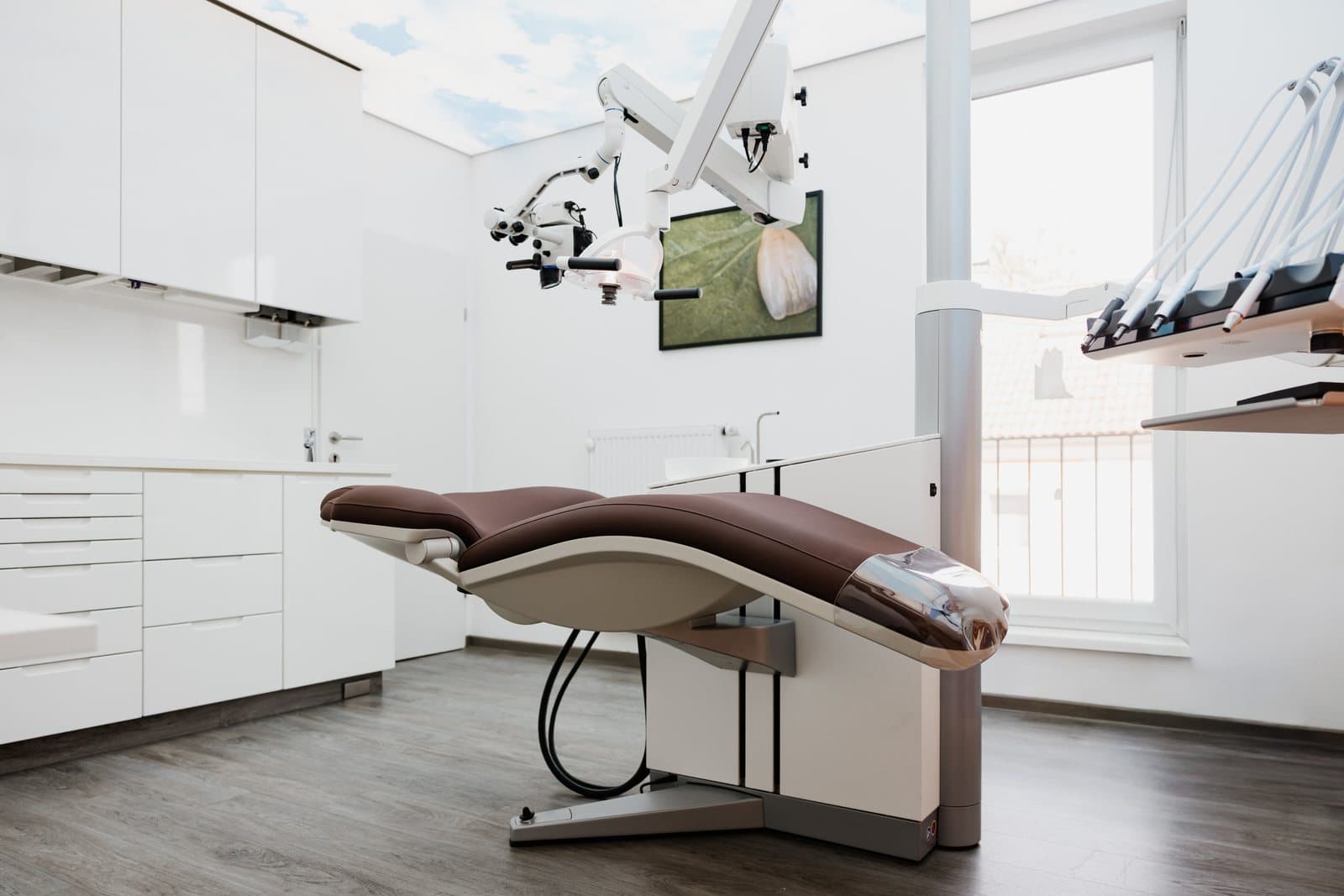 Behandlungszimmer mit Dentalmikroskop in der Praxis Dr. Rammer-Viden