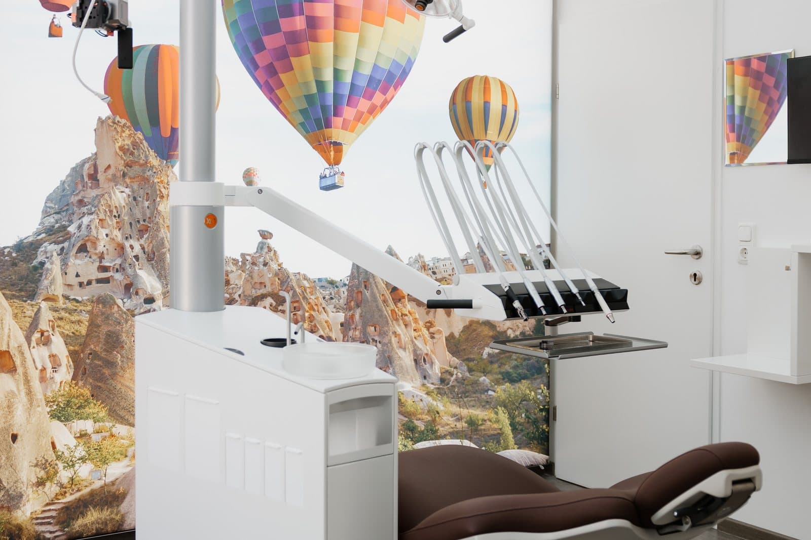 Behandlungszimmer in Gallneukirchen mit großformatigem Wandbild von Heißluftballons über Kappadokien