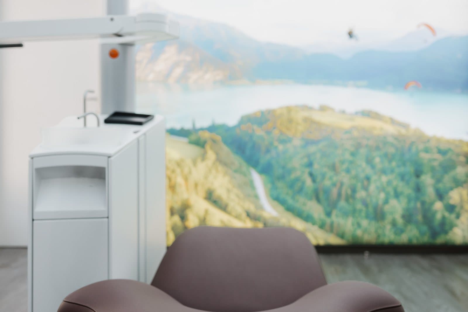 Behandlungszimmer mit Wandbild eines Sees mit Paragleitern, Zahnarztpraxis Rammer-Viden in Gallneukirchen